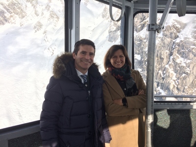 In der Seilbahn mit Staatsministerin Ilse Aigner auf dem Weg zur Einweihung der neuen Gipfelstation der Nebelhornbahn