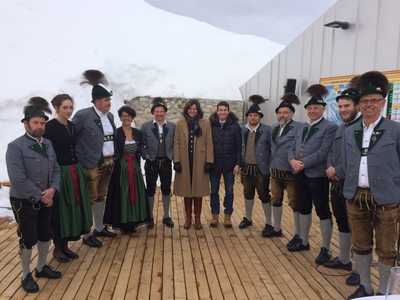 Auf der Nebelhorn Gipfelstation mit Staatsministerin Ilse Aigner und den Breitachtaler Johlar