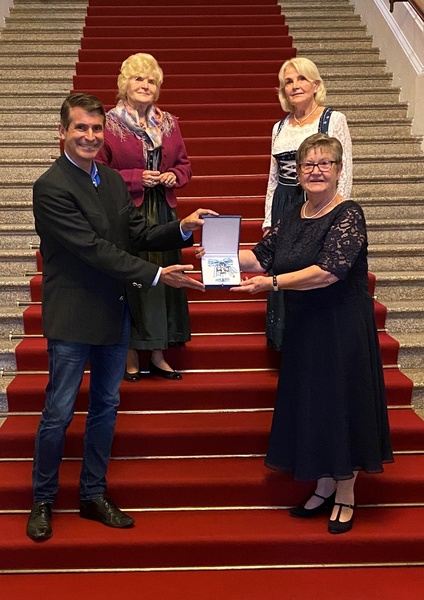 Herzlichen Glückwunsch an Resi Kraft aus Oberstdorf, die den Bayerischen Verdienstorden für ihren jahrzehntelangen  ehrenamtlichen Einsatz mit ihrem Verein "Schaut hin" erhalten hat.  