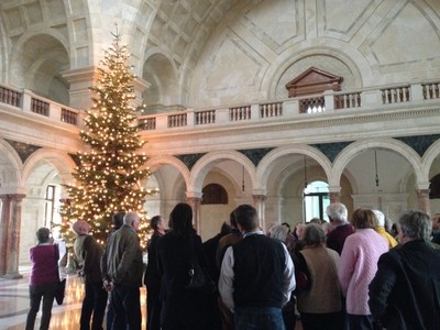 Wunderschön beleuchtet beeindruckt der Weihnachtsbaum in der Staatskanzlei